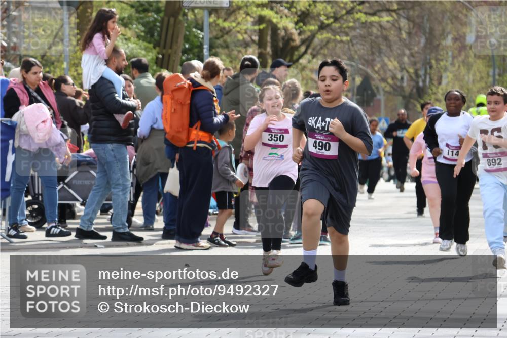 12.04.2026 - 45. Internationalen Wilhelmsburger Insellauf Strokosch-Dieckow http://msf.ph/oto/9492327 12.04.2026 14:51:55 Ziel 520, 350, 892, 490, 114 meine-sportfotos.de