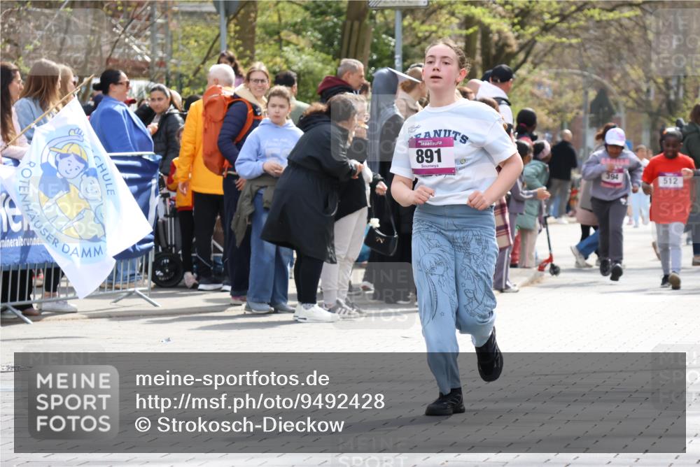 12.04.2026 - 45. Internationalen Wilhelmsburger Insellauf Strokosch-Dieckow http://msf.ph/oto/9492428 12.04.2026 14:51:36 Ziel 1071, 523, 363, 342, 505, 891, 512 meine-sportfotos.de