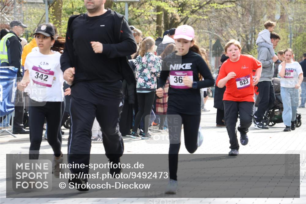 12.04.2026 - 45. Internationalen Wilhelmsburger Insellauf Strokosch-Dieckow http://msf.ph/oto/9492473 12.04.2026 14:51:30 Ziel 390, 399, 884, 648, 1071, 523, 363, 342, 505 meine-sportfotos.de