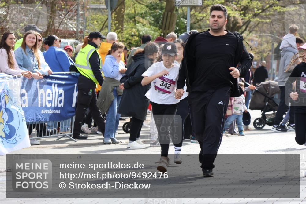 12.04.2026 - 45. Internationalen Wilhelmsburger Insellauf Strokosch-Dieckow http://msf.ph/oto/9492476 12.04.2026 14:51:29 Ziel 390, 399, 884, 648, 1071, 523, 363, 342, 505 meine-sportfotos.de