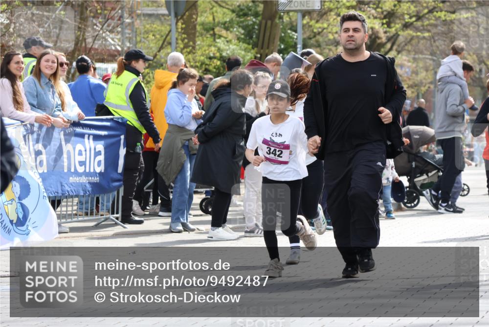 12.04.2026 - 45. Internationalen Wilhelmsburger Insellauf Strokosch-Dieckow http://msf.ph/oto/9492487 12.04.2026 14:51:29 Ziel 390, 399, 884, 648, 1071, 523, 363, 342, 505 meine-sportfotos.de