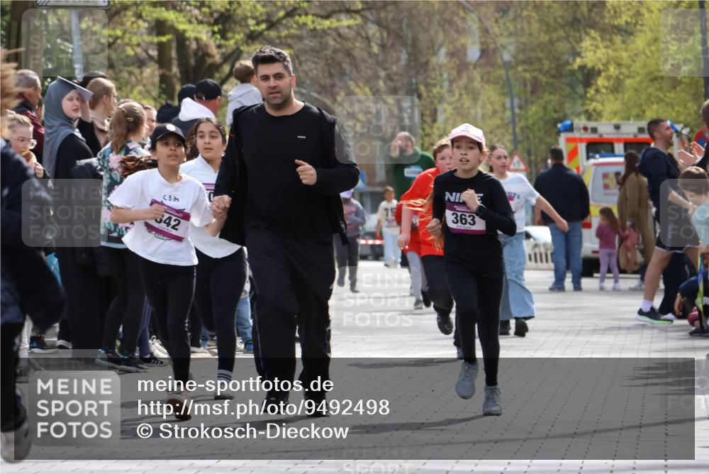 12.04.2026 - 45. Internationalen Wilhelmsburger Insellauf Strokosch-Dieckow http://msf.ph/oto/9492498 12.04.2026 14:51:28 Ziel 390, 399, 884, 648, 1071, 523, 363, 342 meine-sportfotos.de