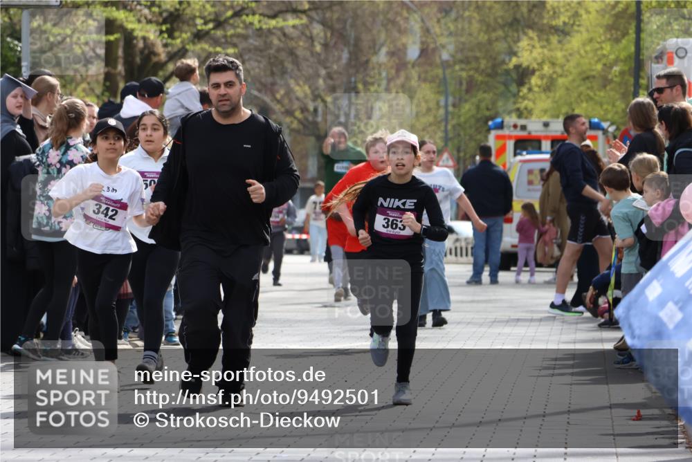 12.04.2026 - 45. Internationalen Wilhelmsburger Insellauf Strokosch-Dieckow http://msf.ph/oto/9492501 12.04.2026 14:51:28 Ziel 390, 399, 884, 648, 1071, 523, 363, 342 meine-sportfotos.de