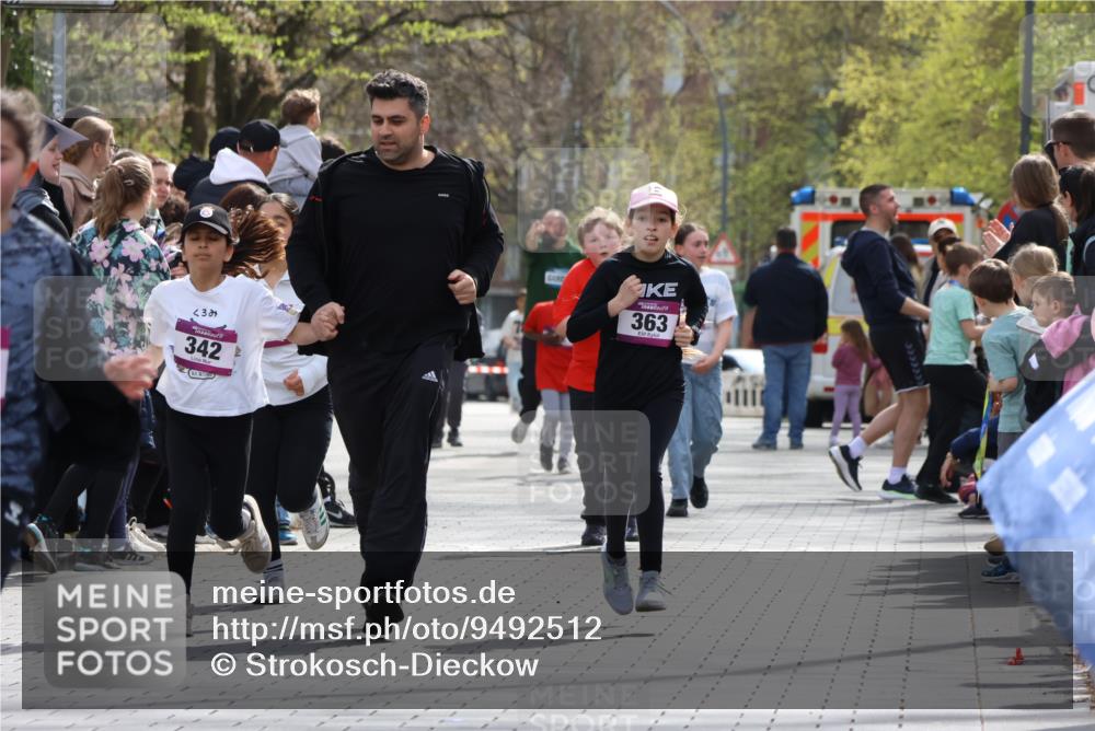 12.04.2026 - 45. Internationalen Wilhelmsburger Insellauf Strokosch-Dieckow http://msf.ph/oto/9492512 12.04.2026 14:51:27 Ziel 374, 390, 399, 884, 648, 1071, 523, 363 meine-sportfotos.de