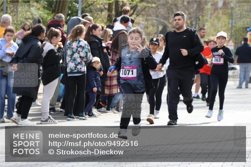 12.04.2026 - 45. Internationalen Wilhelmsburger Insellauf Strokosch-Dieckow http://msf.ph/oto/9492516 12.04.2026 14:51:26 Ziel 374, 390, 399, 884, 648, 1071 meine-sportfotos.de