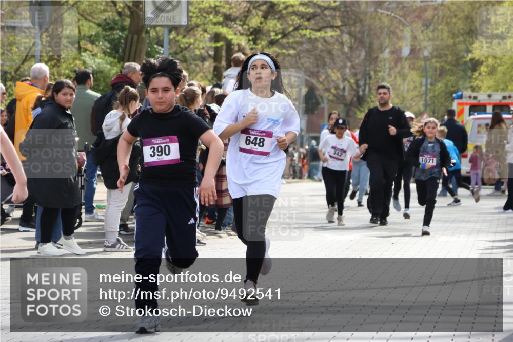 12.04.2026 - 45. Internationalen Wilhelmsburger Insellauf Strokosch-Dieckow http://msf.ph/oto/9492541 12.04.2026 14:51:23 Ziel 358, 1072, 374, 390, 399, 884, 648 meine-sportfotos.de