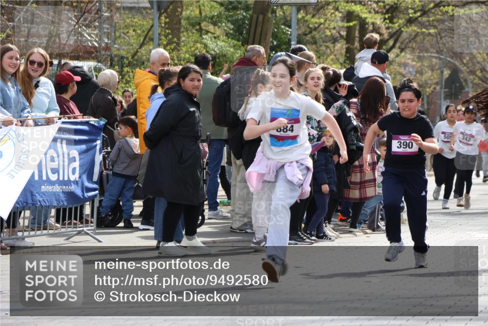 12.04.2026 - 45. Internationalen Wilhelmsburger Insellauf Strokosch-Dieckow http://msf.ph/oto/9492580 12.04.2026 14:51:22 Ziel 358, 1072, 374, 390, 399, 884, 648 meine-sportfotos.de