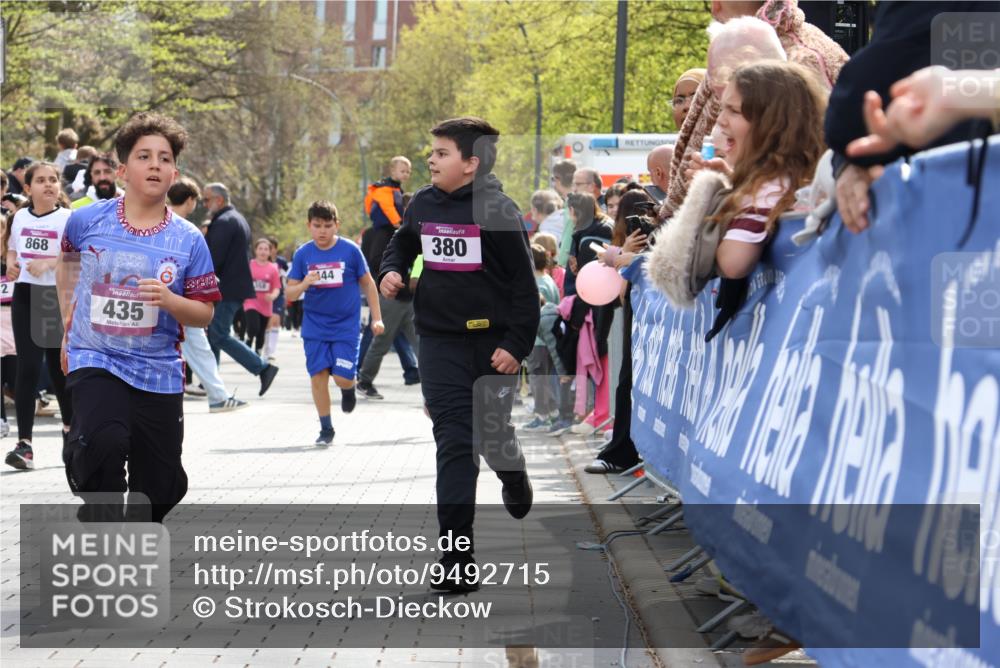 12.04.2026 - 45. Internationalen Wilhelmsburger Insellauf Strokosch-Dieckow http://msf.ph/oto/9492715 12.04.2026 14:51:07 Ziel 1047, 1074, 1054, 1843, 380, 435, 1051, 544, 444 meine-sportfotos.de