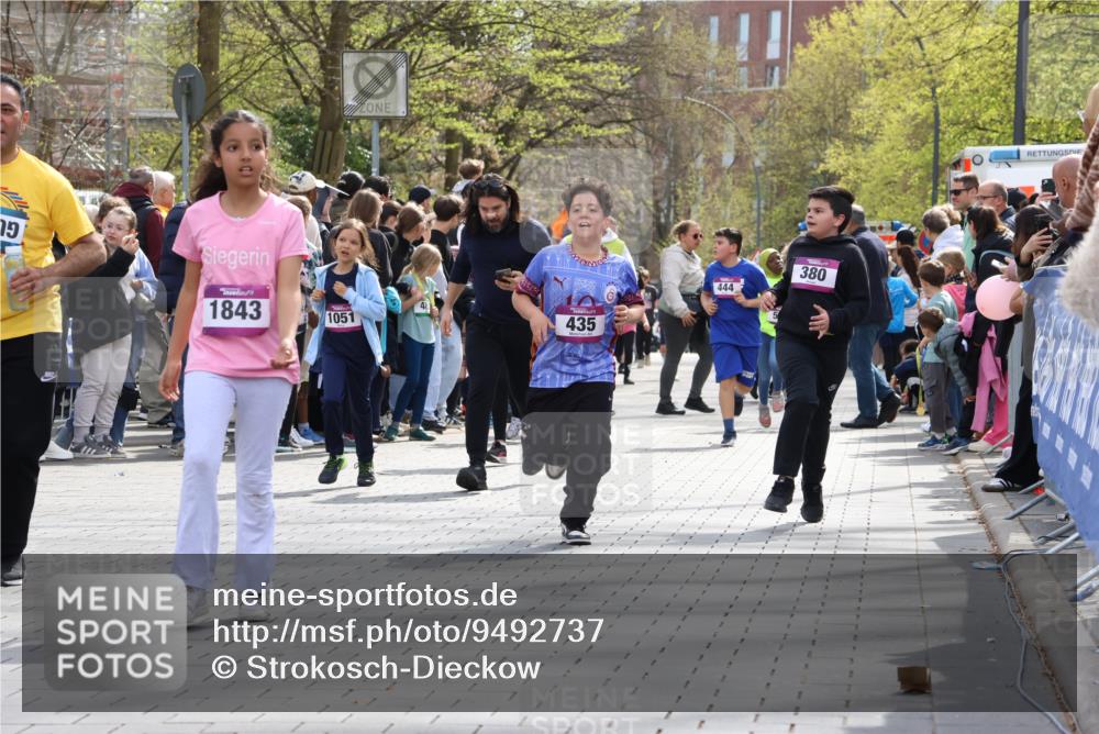 12.04.2026 - 45. Internationalen Wilhelmsburger Insellauf Strokosch-Dieckow http://msf.ph/oto/9492737 12.04.2026 14:51:06 Ziel 1042, 686, 536, 1047, 1074, 1054, 1843, 380, 435, 1051, 544 meine-sportfotos.de