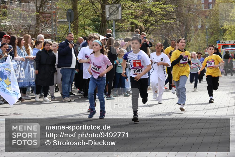 12.04.2026 - 45. Internationalen Wilhelmsburger Insellauf Strokosch-Dieckow http://msf.ph/oto/9492771 12.04.2026 14:50:57 Ziel 858, 531, 493, 1822, 495, 1041, 1052, 116, 593, 1042, 686, 536, 1047, 1074 meine-sportfotos.de