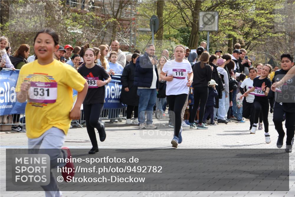 12.04.2026 - 45. Internationalen Wilhelmsburger Insellauf Strokosch-Dieckow http://msf.ph/oto/9492782 12.04.2026 14:50:52 Ziel 893, 455, 388, 663, 359, 858, 531, 493, 1822, 495, 1041, 1052, 116 meine-sportfotos.de