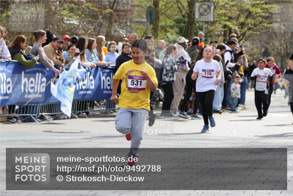 12.04.2026 - 45. Internationalen Wilhelmsburger Insellauf Strokosch-Dieckow http://msf.ph/oto/9492788 12.04.2026 14:50:52 Ziel 893, 455, 388, 663, 359, 858, 531, 493, 1822, 495, 1041, 1052, 116 meine-sportfotos.de