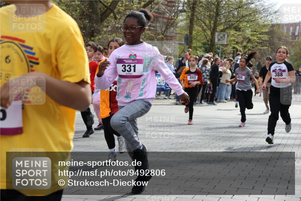 12.04.2026 - 45. Internationalen Wilhelmsburger Insellauf Strokosch-Dieckow http://msf.ph/oto/9492806 12.04.2026 14:50:44 Ziel 877, 1049, 1837, 609, 331, 626, 895, 357, 889, 408, 351, 893, 455, 388, 663, 359 meine-sportfotos.de