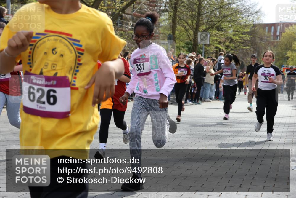 12.04.2026 - 45. Internationalen Wilhelmsburger Insellauf Strokosch-Dieckow http://msf.ph/oto/9492808 12.04.2026 14:50:44 Ziel 877, 1049, 1837, 609, 331, 626, 895, 357, 889, 408, 351, 893, 455, 388, 663, 359 meine-sportfotos.de