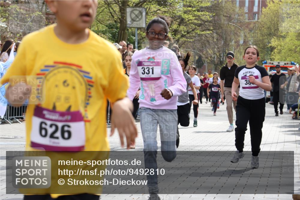 12.04.2026 - 45. Internationalen Wilhelmsburger Insellauf Strokosch-Dieckow http://msf.ph/oto/9492810 12.04.2026 14:50:43 Ziel 654, 420, 877, 1049, 1837, 609, 331, 626, 895, 357, 889, 408, 351, 893, 455, 388 meine-sportfotos.de