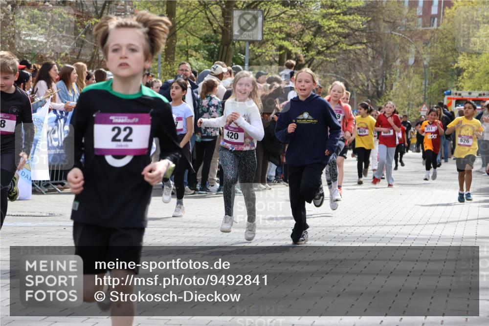 12.04.2026 - 45. Internationalen Wilhelmsburger Insellauf Strokosch-Dieckow http://msf.ph/oto/9492841 12.04.2026 14:50:35 Ziel 426, 392, 880, 151, 1035, 330, 362, 865, 1844, 98, 22, 654, 420, 877, 1049, 1837, 609 meine-sportfotos.de