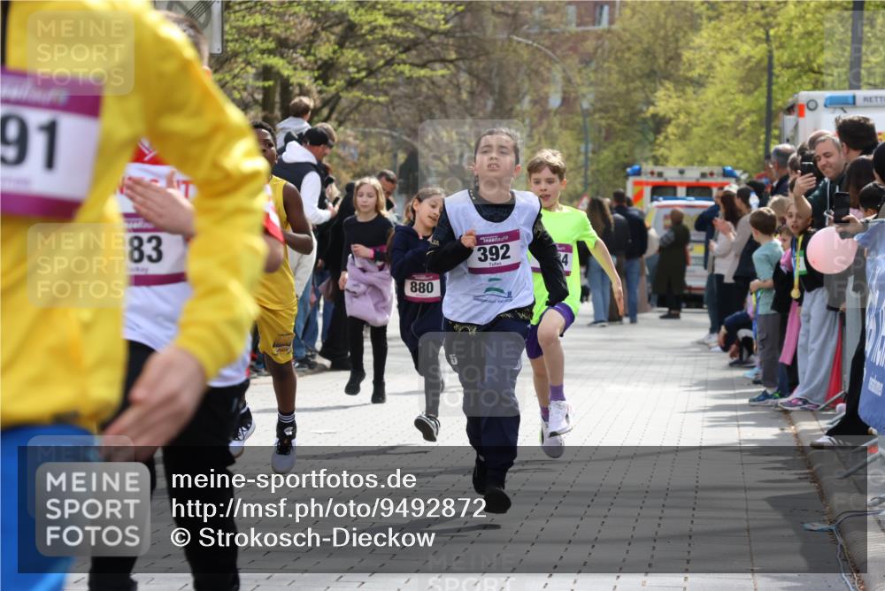 12.04.2026 - 45. Internationalen Wilhelmsburger Insellauf Strokosch-Dieckow http://msf.ph/oto/9492872 12.04.2026 14:50:27 Ziel 345, 429, 905, 461, 475, 859, 1840, 504, 333, 391, 407, 883, 452, 1834, 491, 426, 392, 880, 151, 1035, 330 meine-sportfotos.de