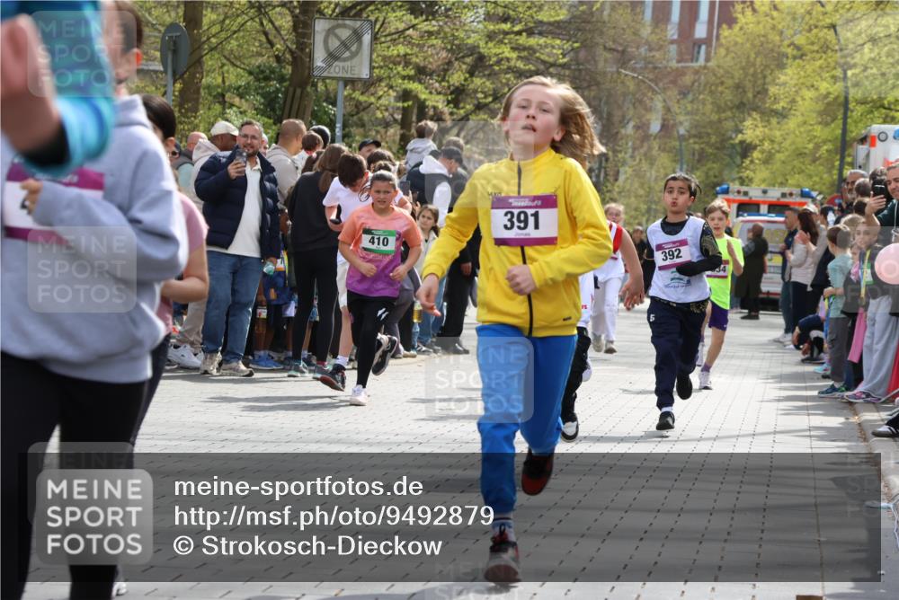 12.04.2026 - 45. Internationalen Wilhelmsburger Insellauf Strokosch-Dieckow http://msf.ph/oto/9492879 12.04.2026 14:50:25 Ziel 1037, 335, 370, 345, 429, 905, 461, 475, 859, 1840, 504, 333, 391, 407, 883, 452, 1834, 491, 426, 392, 880, 151, 1035 meine-sportfotos.de