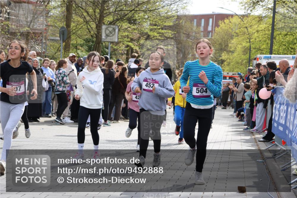 12.04.2026 - 45. Internationalen Wilhelmsburger Insellauf Strokosch-Dieckow http://msf.ph/oto/9492888 12.04.2026 14:50:23 Ziel 376, 890, 500, 1037, 335, 370, 345, 429, 905, 461, 475, 859, 1840, 504, 333, 391, 407, 883, 452, 1834, 491, 426, 392 meine-sportfotos.de