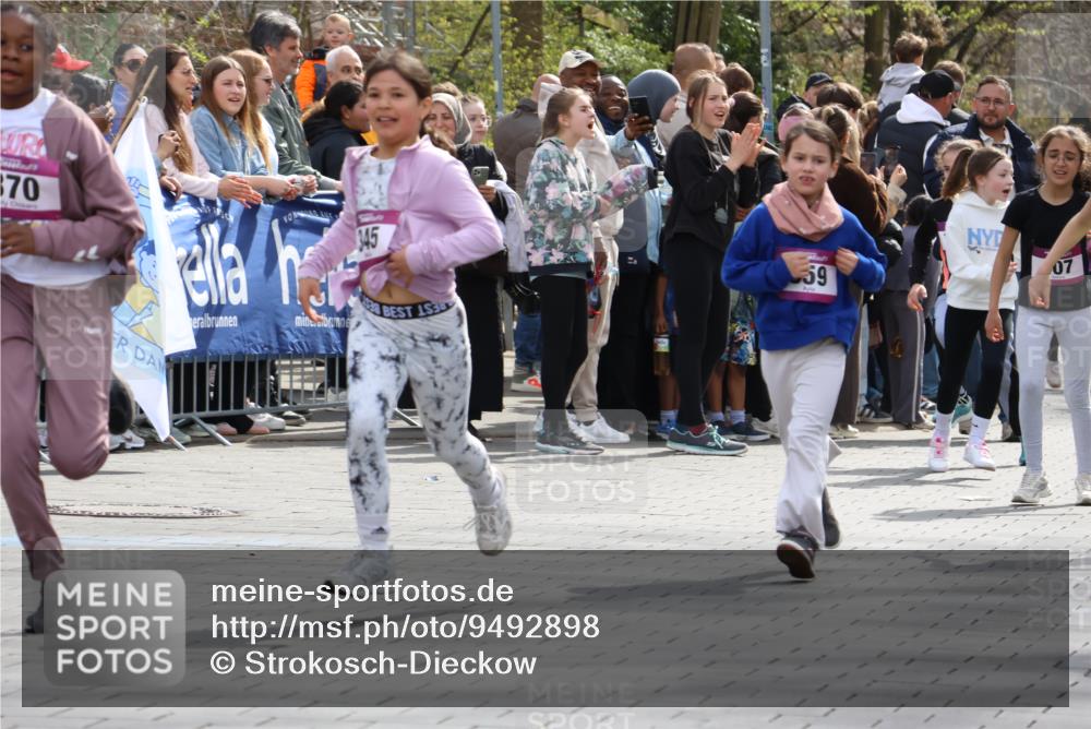 12.04.2026 - 45. Internationalen Wilhelmsburger Insellauf Strokosch-Dieckow http://msf.ph/oto/9492898 12.04.2026 14:50:19 Ziel 667, 661, 1829, 561, 469, 397, 393, 376, 890, 500, 1037, 335, 370, 345, 429, 905, 461, 475, 859, 1840, 504, 333, 391, 407 meine-sportfotos.de