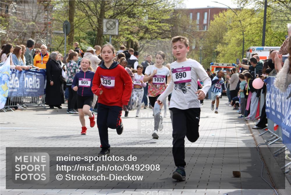 12.04.2026 - 45. Internationalen Wilhelmsburger Insellauf Strokosch-Dieckow http://msf.ph/oto/9492908 12.04.2026 14:50:17 Ziel 173, 369, 21, 403, 398, 1064, 667, 661, 1829, 561, 469, 397, 393, 376, 890, 500, 1037, 335, 370, 345, 429, 905, 461, 475, 859 meine-sportfotos.de