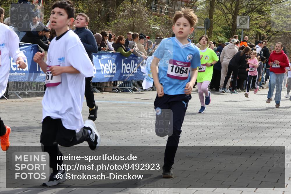 12.04.2026 - 45. Internationalen Wilhelmsburger Insellauf Strokosch-Dieckow http://msf.ph/oto/9492923 12.04.2026 14:50:12 Ziel 854, 885, 1801, 138, 355, 856, 1038, 516, 445, 395, 600, 168, 396, 871, 173, 369, 21, 403, 398, 1064, 667, 661, 1829, 561, 469, 397, 393, 376, 890, 500 meine-sportfotos.de
