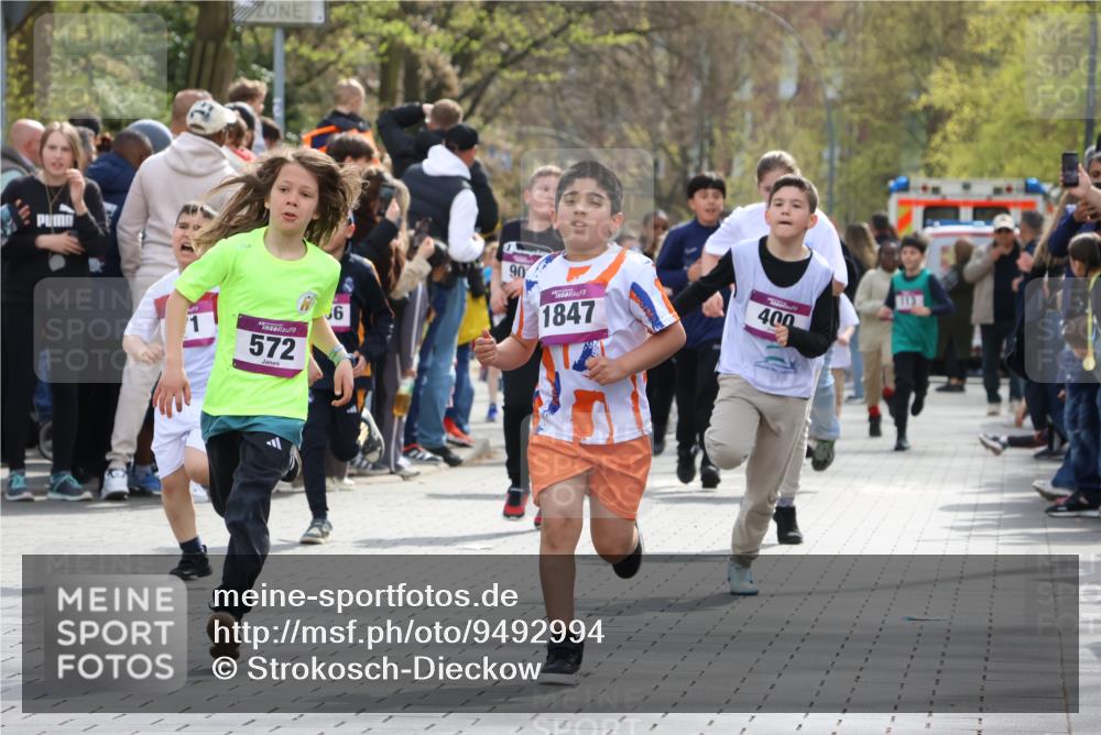 12.04.2026 - 45. Internationalen Wilhelmsburger Insellauf Strokosch-Dieckow http://msf.ph/oto/9492994 12.04.2026 14:49:53 Ziel 389, 1821, 857, 872, 402, 451, 608, 466, 878, 849, 861, 875, 572, 336, 1036, 1847, 400, 672, 368 meine-sportfotos.de