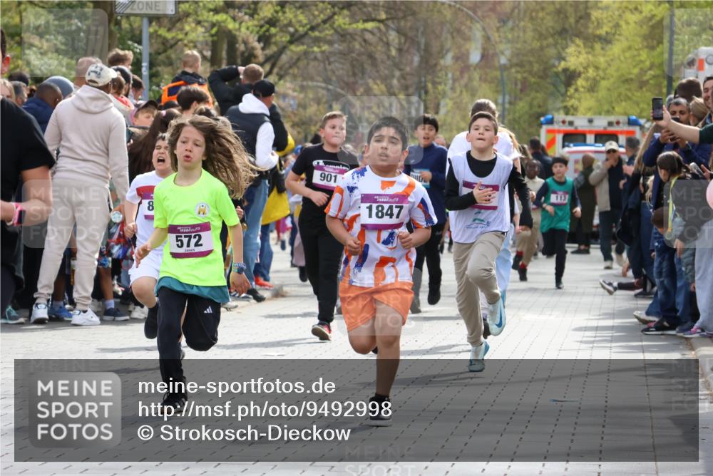 12.04.2026 - 45. Internationalen Wilhelmsburger Insellauf Strokosch-Dieckow http://msf.ph/oto/9492998 12.04.2026 14:49:53 Ziel 389, 1821, 857, 872, 402, 451, 608, 466, 878, 849, 861, 875, 572, 336, 1036, 1847, 400, 672, 368 meine-sportfotos.de