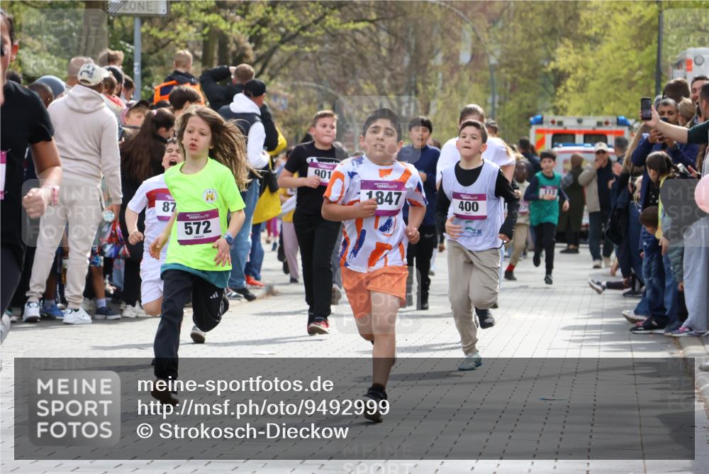 12.04.2026 - 45. Internationalen Wilhelmsburger Insellauf Strokosch-Dieckow http://msf.ph/oto/9492999 12.04.2026 14:49:53 Ziel 389, 1821, 857, 872, 402, 451, 608, 466, 878, 849, 861, 875, 572, 336, 1036, 1847, 400, 672, 368 meine-sportfotos.de