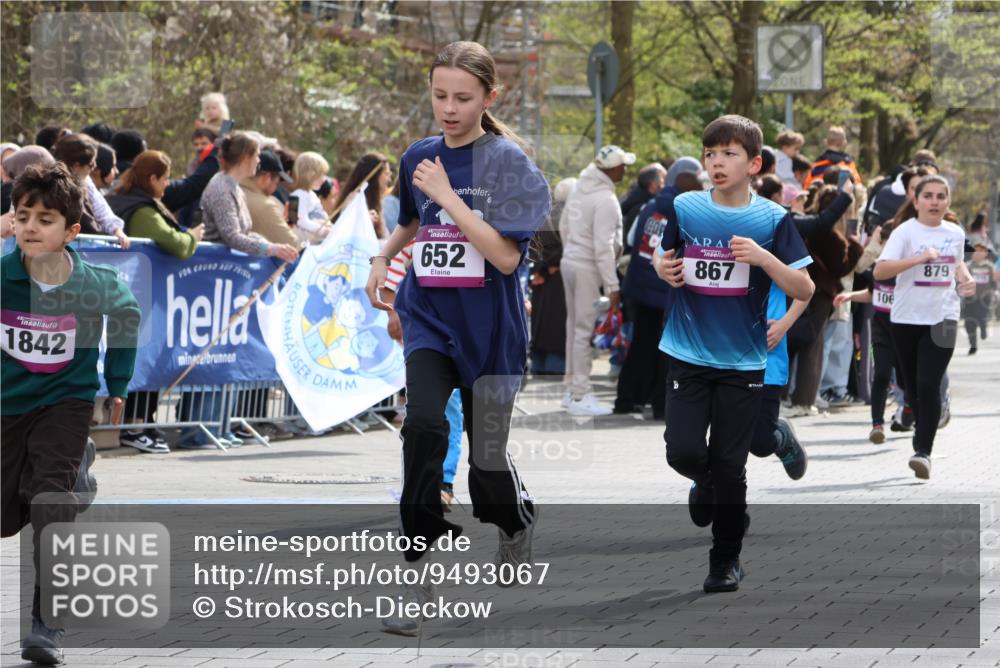 12.04.2026 - 45. Internationalen Wilhelmsburger Insellauf Strokosch-Dieckow http://msf.ph/oto/9493067 12.04.2026 14:49:33 Ziel 586, 1809, 440, 881, 348, 602, 627, 458, 161, 542, 1842, 894, 882, 652, 1818, 867, 377, 879, 1839, 401, 1812, 106 meine-sportfotos.de
