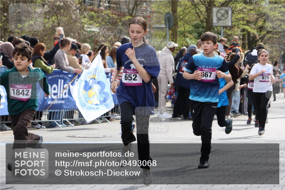 12.04.2026 - 45. Internationalen Wilhelmsburger Insellauf Strokosch-Dieckow http://msf.ph/oto/9493068 12.04.2026 14:49:33 Ziel 586, 1809, 440, 881, 348, 602, 627, 458, 161, 542, 1842, 894, 882, 652, 1818, 867, 377, 879, 1839, 401, 1812, 106 meine-sportfotos.de