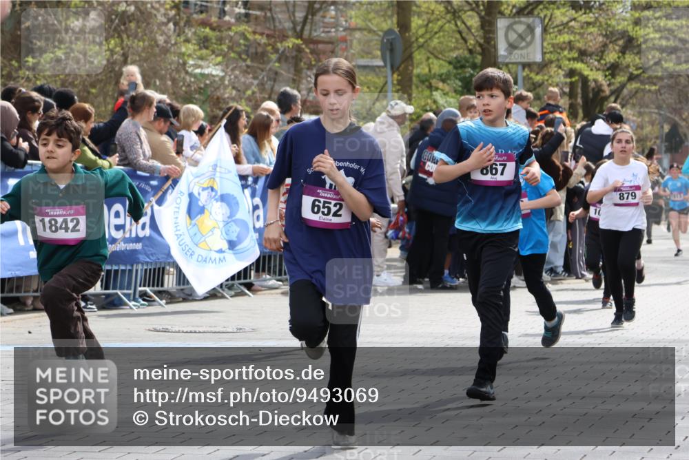 12.04.2026 - 45. Internationalen Wilhelmsburger Insellauf Strokosch-Dieckow http://msf.ph/oto/9493069 12.04.2026 14:49:33 Ziel 586, 1809, 440, 881, 348, 602, 627, 458, 161, 542, 1842, 894, 882, 652, 1818, 867, 377, 879, 1839, 401, 1812, 106 meine-sportfotos.de