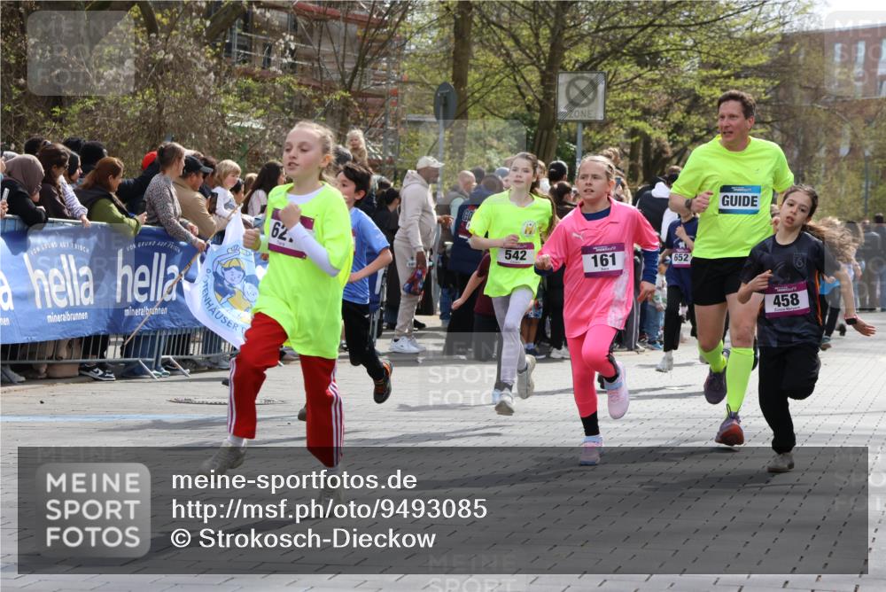 12.04.2026 - 45. Internationalen Wilhelmsburger Insellauf Strokosch-Dieckow http://msf.ph/oto/9493085 12.04.2026 14:49:30 Ziel 353, 666, 1827, 378, 17, 501, 586, 1809, 440, 881, 348, 602, 627, 458, 161, 542, 1842, 894, 882, 652, 1818, 867, 377 meine-sportfotos.de
