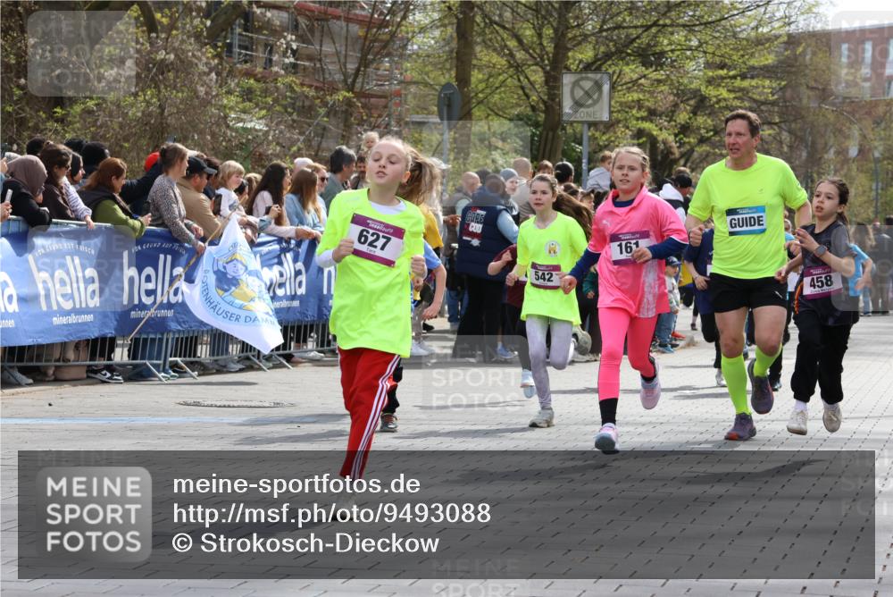 12.04.2026 - 45. Internationalen Wilhelmsburger Insellauf Strokosch-Dieckow http://msf.ph/oto/9493088 12.04.2026 14:49:30 Ziel 353, 666, 1827, 378, 17, 501, 586, 1809, 440, 881, 348, 602, 627, 458, 161, 542, 1842, 894, 882, 652, 1818, 867, 377 meine-sportfotos.de