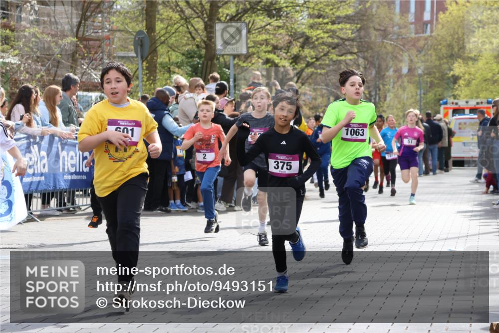 12.04.2026 - 45. Internationalen Wilhelmsburger Insellauf Strokosch-Dieckow http://msf.ph/oto/9493151 12.04.2026 14:49:15 Ziel 385, 371, 433, 487, 887, 73, 1805, 591, 1043, 101, 1063, 1048, 601, 418, 684, 597, 1823, 375, 2, 896, 372, 1055, 51 meine-sportfotos.de