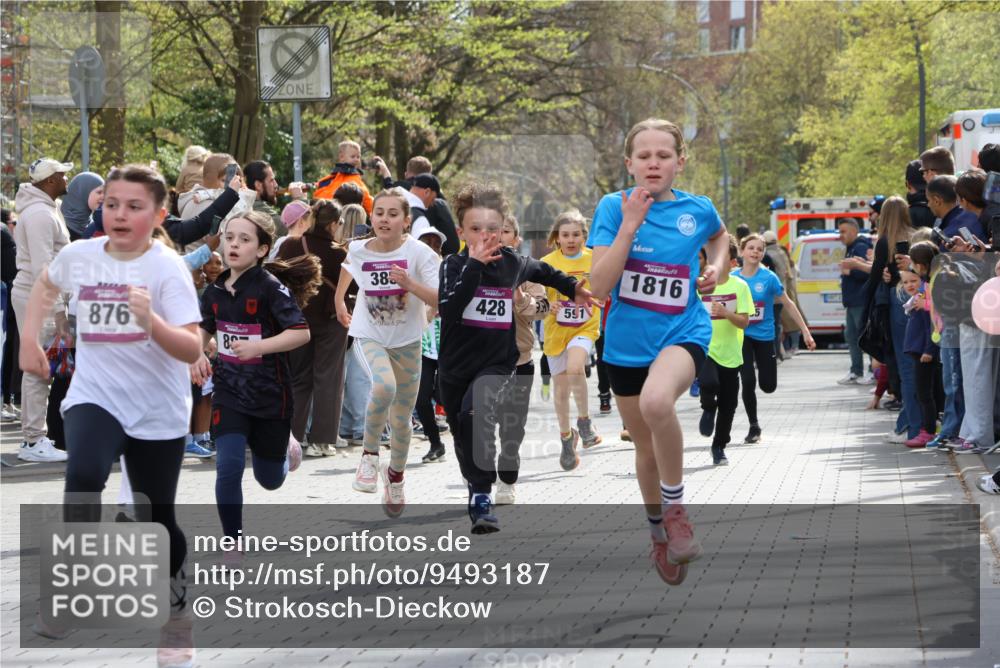 12.04.2026 - 45. Internationalen Wilhelmsburger Insellauf Strokosch-Dieckow http://msf.ph/oto/9493187 12.04.2026 14:49:07 Ziel 903, 31, 373, 38, 1804, 1836, 5015, 876, 1816, 1815, 428, 385, 371, 433, 487, 887, 73, 1805, 591 meine-sportfotos.de