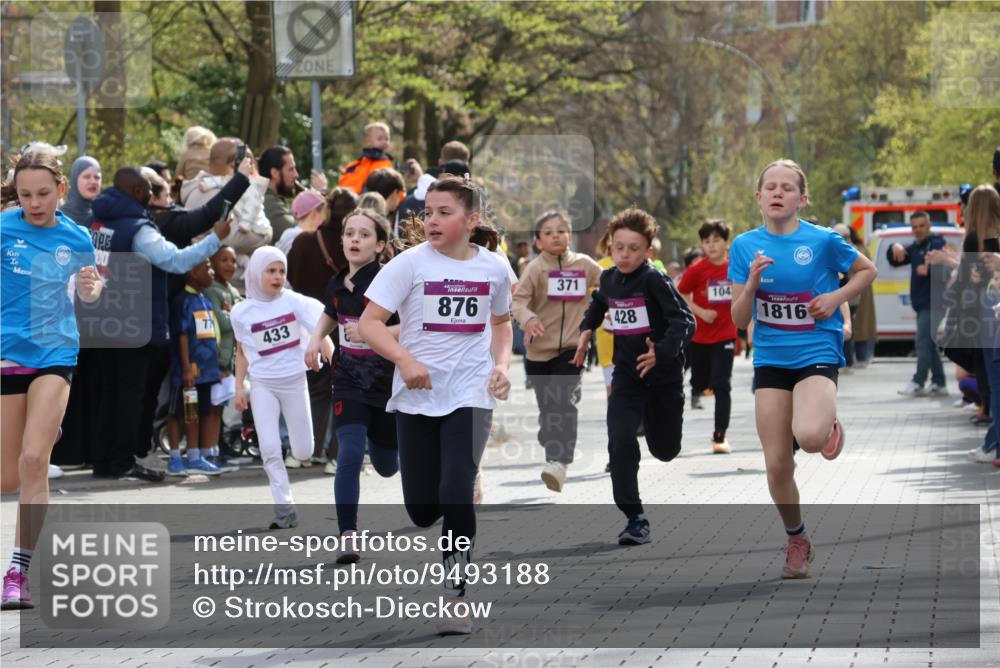 12.04.2026 - 45. Internationalen Wilhelmsburger Insellauf Strokosch-Dieckow http://msf.ph/oto/9493188 12.04.2026 14:49:06 Ziel 386, 421, 903, 31, 373, 38, 1804, 1836, 5015, 876, 1816, 1815, 428, 385, 371, 433, 487, 887, 73, 1805, 591 meine-sportfotos.de