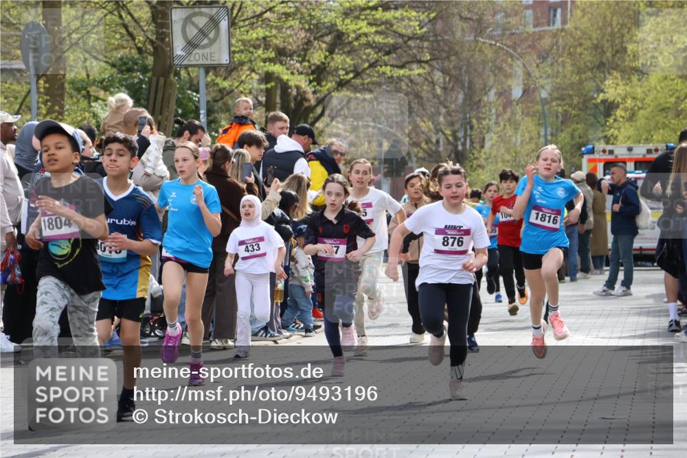 12.04.2026 - 45. Internationalen Wilhelmsburger Insellauf Strokosch-Dieckow http://msf.ph/oto/9493196 12.04.2026 14:49:05 Ziel 386, 421, 903, 31, 373, 38, 1804, 1836, 5015, 876, 1816, 1815, 428, 385, 371, 433, 487, 887, 73, 1805, 591 meine-sportfotos.de