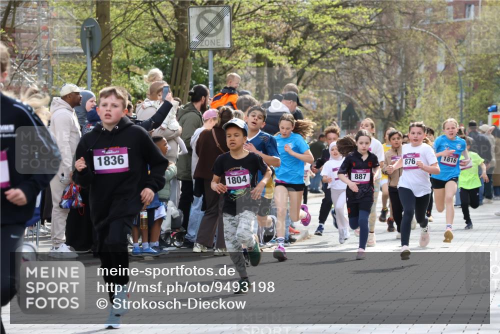 12.04.2026 - 45. Internationalen Wilhelmsburger Insellauf Strokosch-Dieckow http://msf.ph/oto/9493198 12.04.2026 14:49:04 Ziel 386, 421, 903, 31, 373, 38, 1804, 1836, 5015, 876, 1816, 1815, 428, 385, 371, 433 meine-sportfotos.de