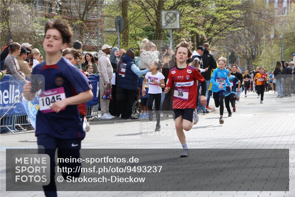 12.04.2026 - 45. Internationalen Wilhelmsburger Insellauf Strokosch-Dieckow http://msf.ph/oto/9493237 12.04.2026 14:48:55 Ziel 900, 899, 49, 424, 70, 381, 906, 1045, 36, 904, 1807, 386, 421, 903 meine-sportfotos.de