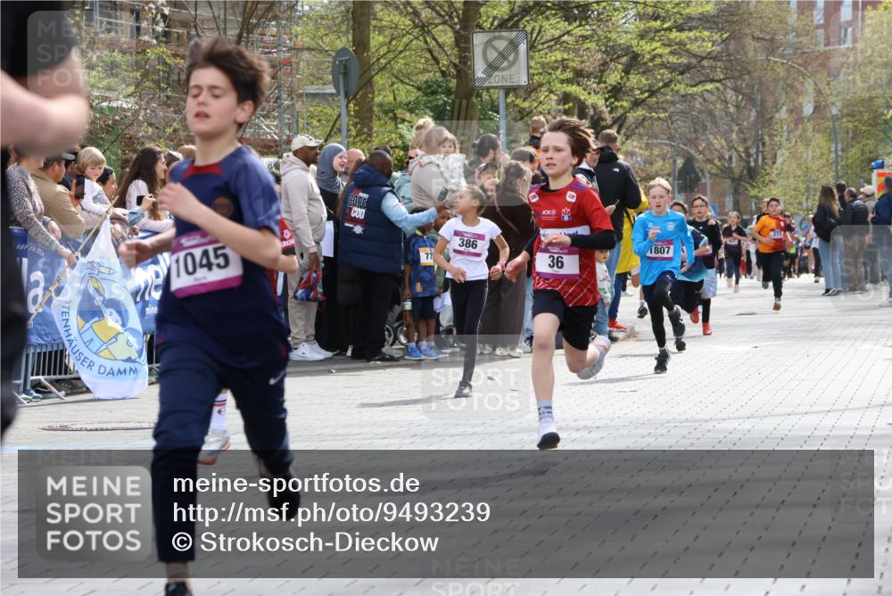 12.04.2026 - 45. Internationalen Wilhelmsburger Insellauf Strokosch-Dieckow http://msf.ph/oto/9493239 12.04.2026 14:48:55 Ziel 900, 899, 49, 424, 70, 381, 906, 1045, 36, 904, 1807, 386, 421, 903 meine-sportfotos.de