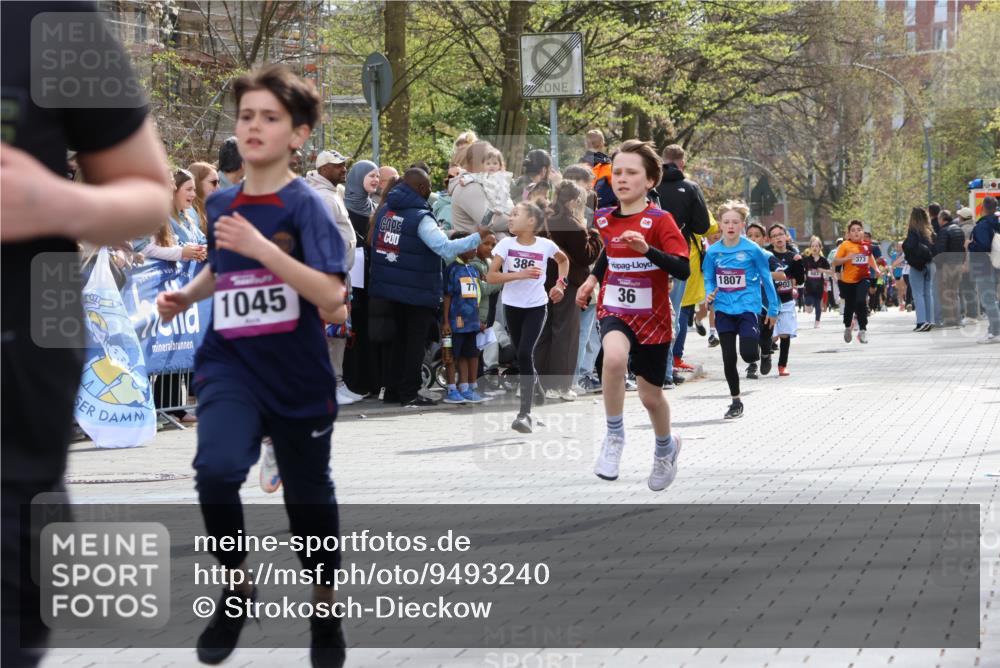 12.04.2026 - 45. Internationalen Wilhelmsburger Insellauf Strokosch-Dieckow http://msf.ph/oto/9493240 12.04.2026 14:48:55 Ziel 900, 899, 49, 424, 70, 381, 906, 1045, 36, 904, 1807, 386, 421, 903 meine-sportfotos.de