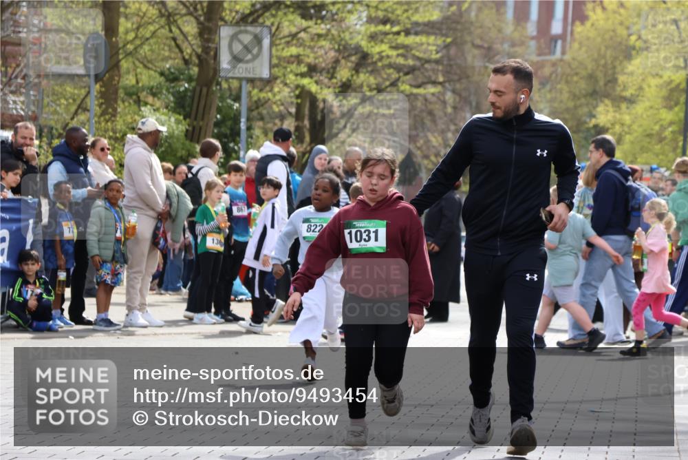 12.04.2026 - 45. Internationalen Wilhelmsburger Insellauf Strokosch-Dieckow http://msf.ph/oto/9493454 12.04.2026 14:37:18 Ziel 822, 1031 meine-sportfotos.de