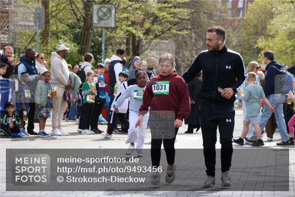 12.04.2026 - 45. Internationalen Wilhelmsburger Insellauf Strokosch-Dieckow http://msf.ph/oto/9493456 12.04.2026 14:37:17 Ziel 822, 1031 meine-sportfotos.de