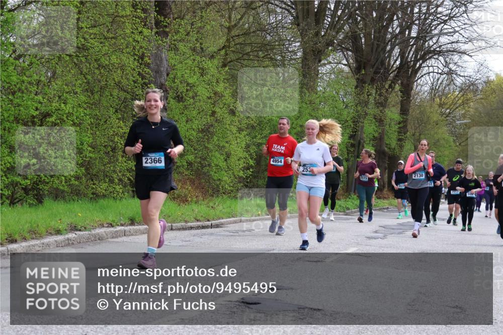 12.04.2026 - 45. Internationalen Wilhelmsburger Insellauf Yannick Fuchs http://msf.ph/oto/9495495 12.04.2026 13:05:59 Laufen 4954, 2366, 1253, 2130, 2573, 2013, 500 meine-sportfotos.de