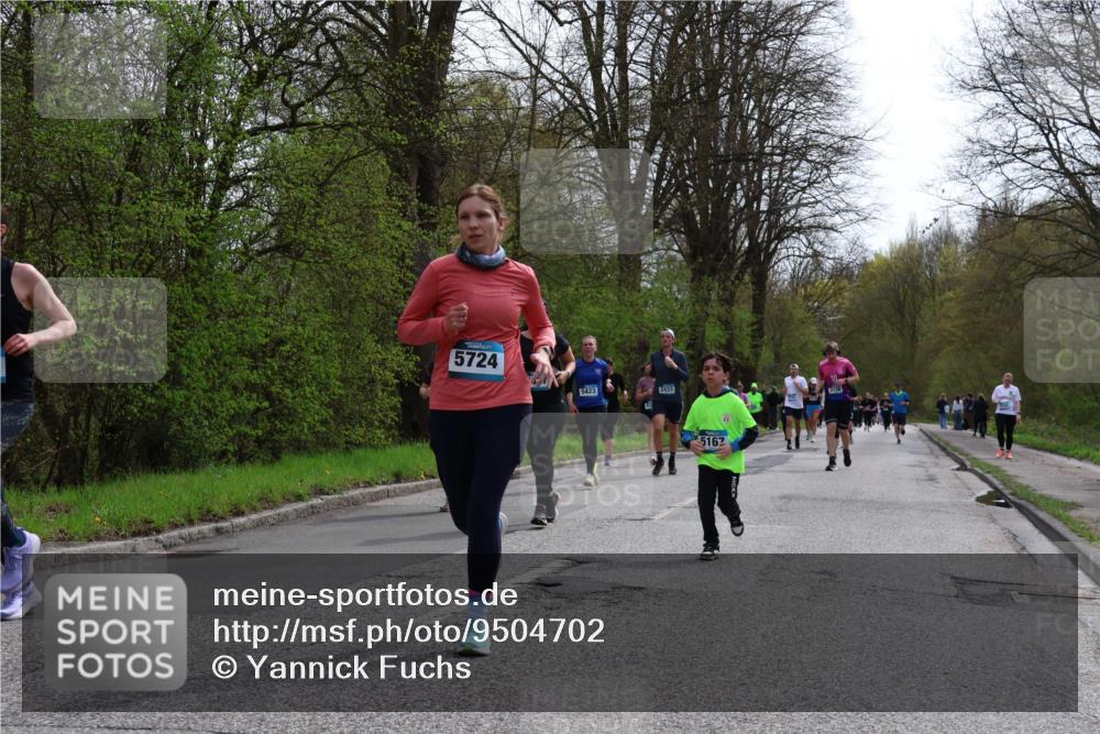 12.04.2026 - 45. Internationalen Wilhelmsburger Insellauf Yannick Fuchs http://msf.ph/oto/9504702 12.04.2026 12:54:02 Laufen 5724, 5423, 2433, 5162, 3136 meine-sportfotos.de