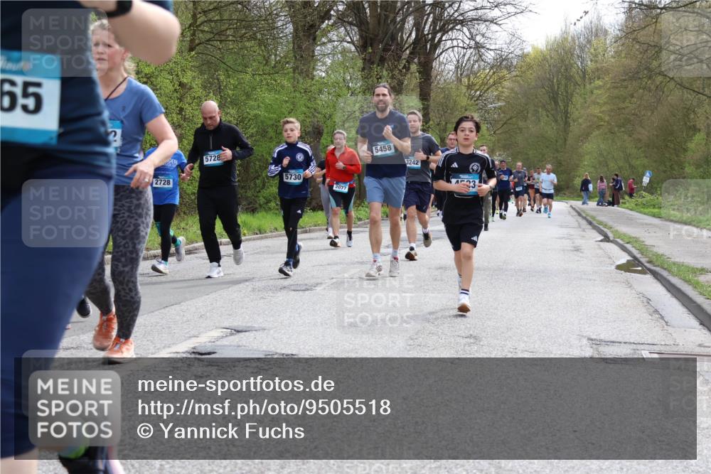12.04.2026 - 45. Internationalen Wilhelmsburger Insellauf Yannick Fuchs http://msf.ph/oto/9505518 12.04.2026 12:56:51 Laufen 65, 2728, 5728, 5730, 2077, 5458, 3242, 23 meine-sportfotos.de