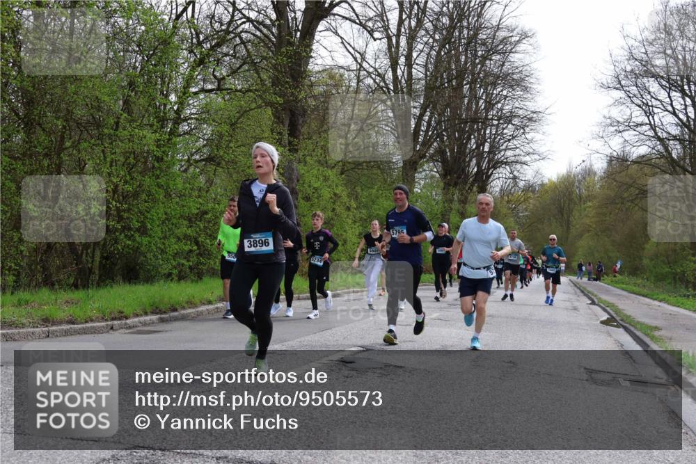 12.04.2026 - 45. Internationalen Wilhelmsburger Insellauf Yannick Fuchs http://msf.ph/oto/9505573 12.04.2026 12:57:02 Laufen 550, 3896, 5234, 5795, 4734 meine-sportfotos.de