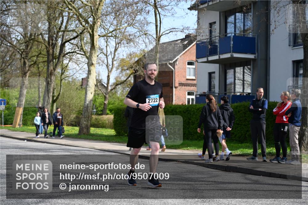 12.04.2026 - 45. Internationalen Wilhelmsburger Insellauf J. Mangold http://msf.ph/oto/9507009 12.04.2026 11:42:09 Ziel 2722, 2722, 5432 meine-sportfotos.de