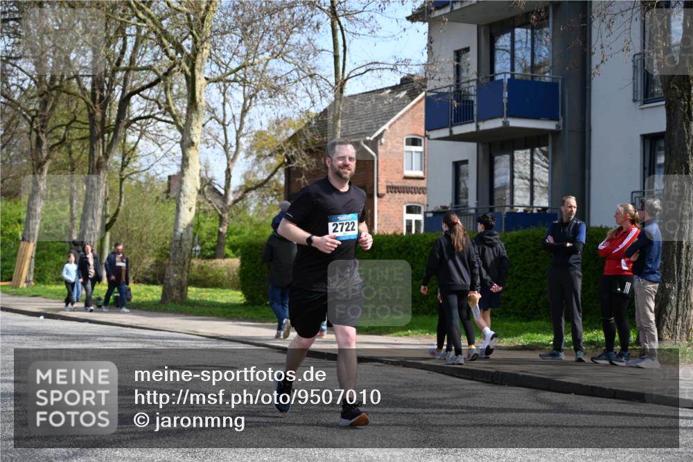 12.04.2026 - 45. Internationalen Wilhelmsburger Insellauf J. Mangold http://msf.ph/oto/9507010 12.04.2026 11:42:09 Ziel 2722, 2722, 5432 meine-sportfotos.de